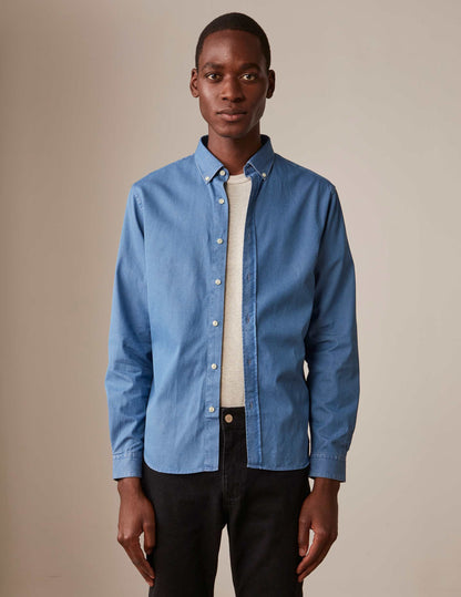 Semi-fitted blue shirt
