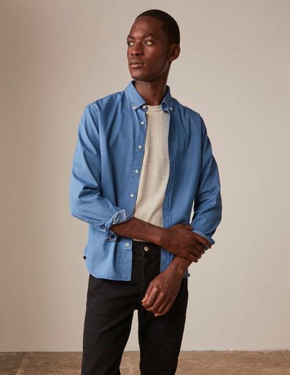 Semi-fitted blue shirt