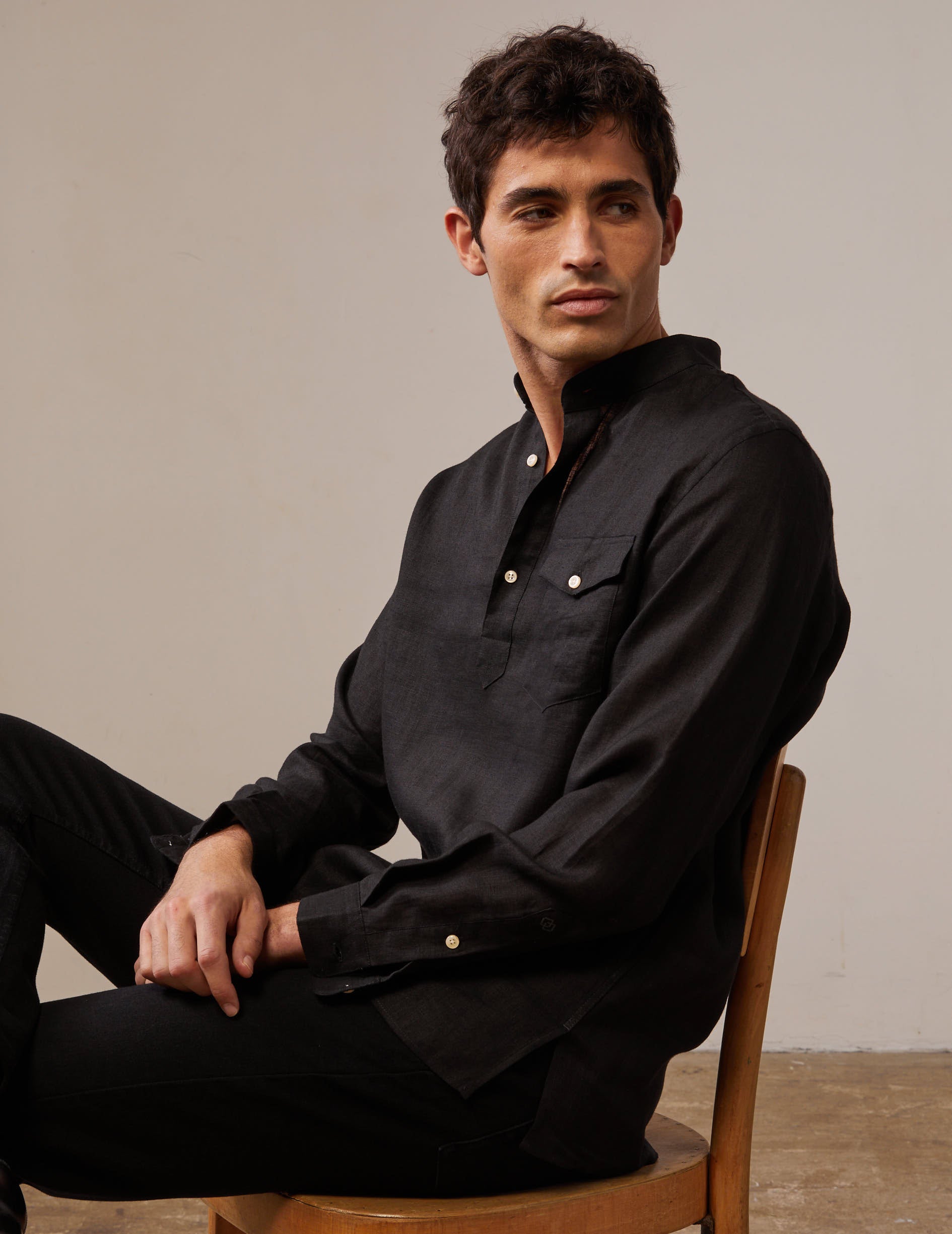 Hilario shirt in black linen - Linen - Officer Collar