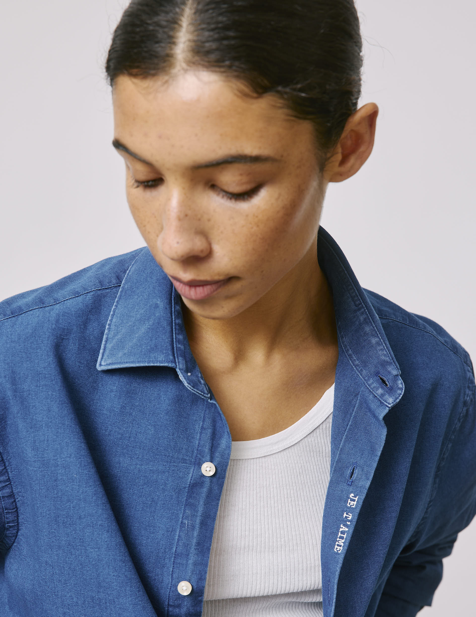 Denim "Je t'aime" unisex shirt with off-white embroidery - Denim - Figaret Collar