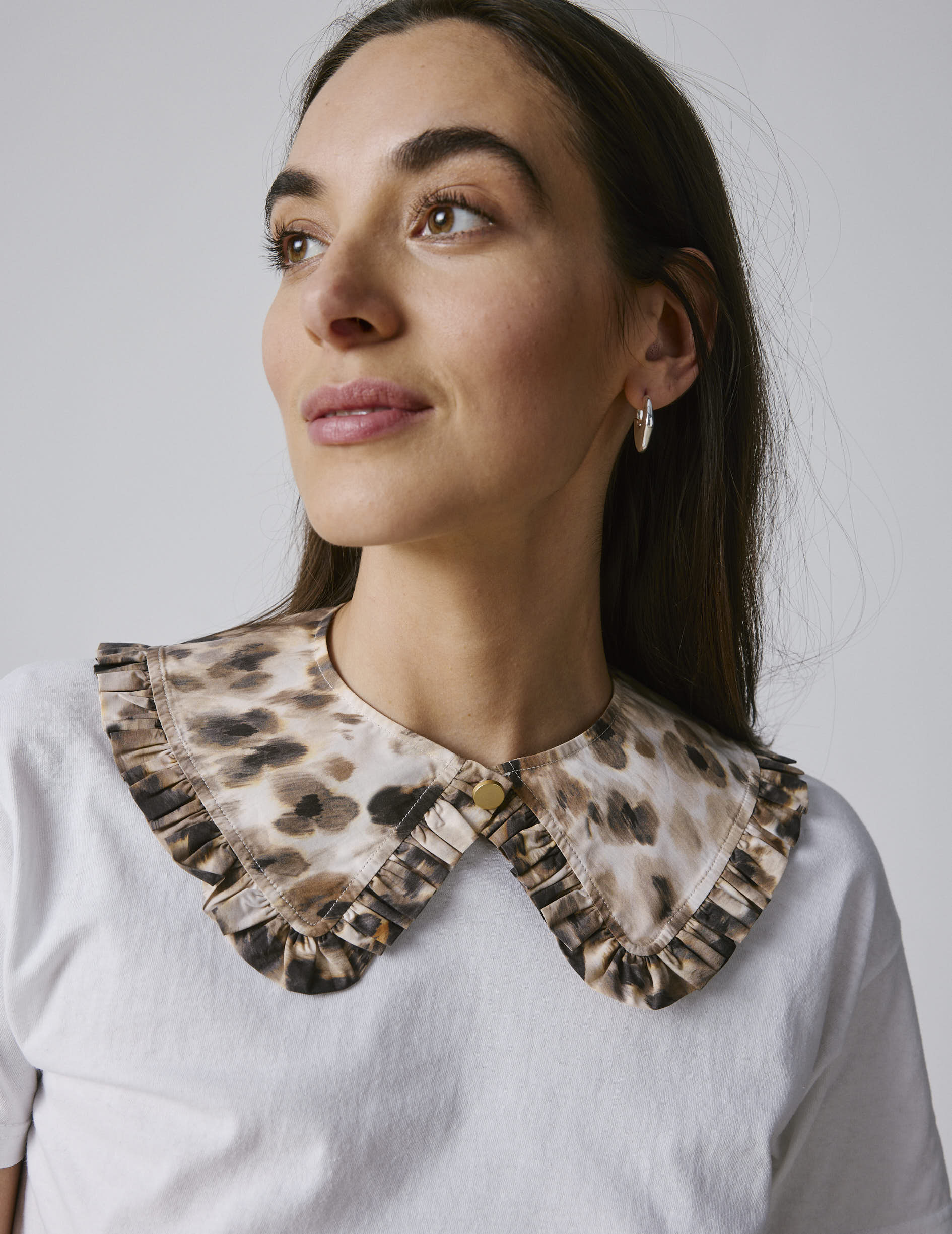 Removable beige printed collar