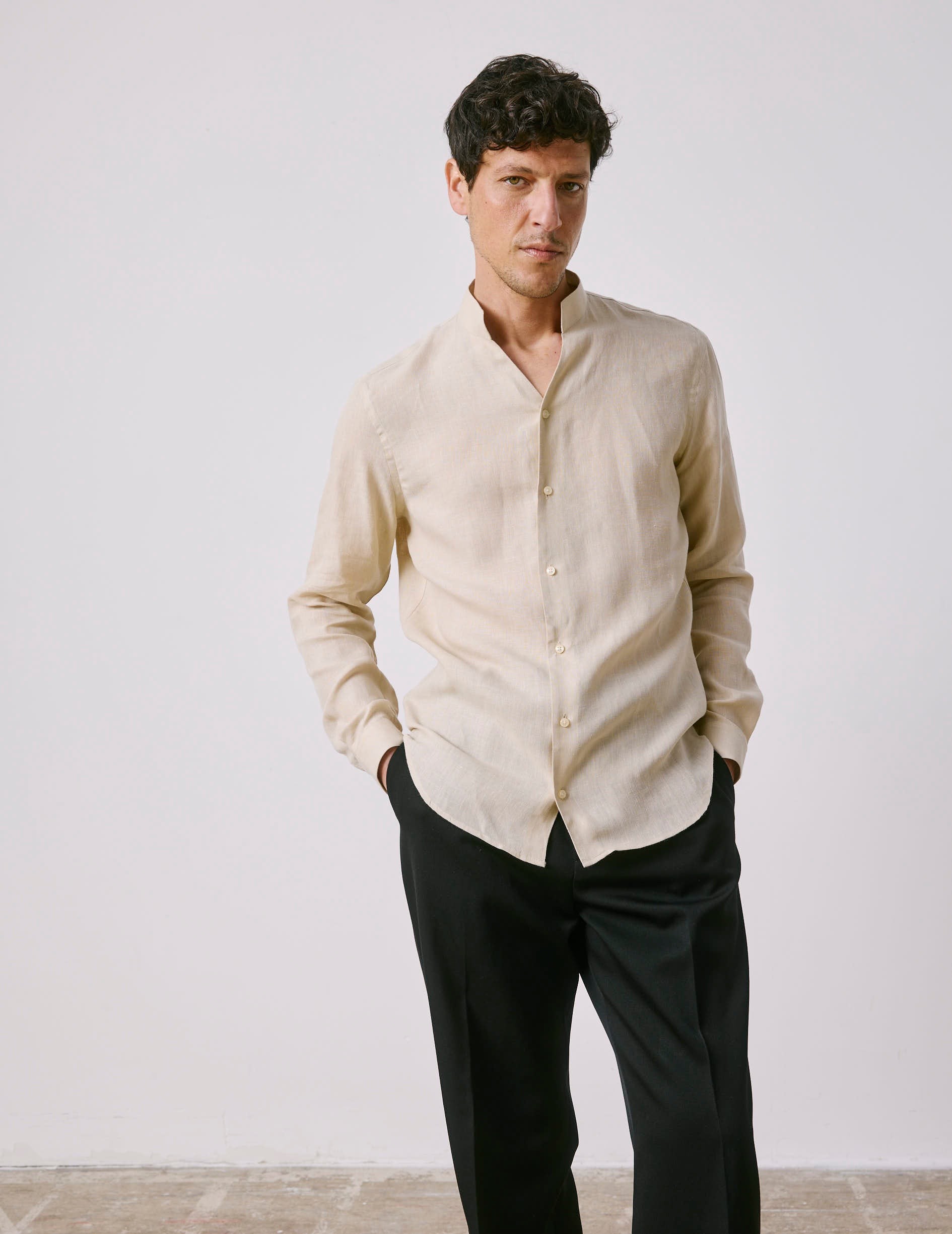 Carl shirt in beige linen - Linen - open right Collar