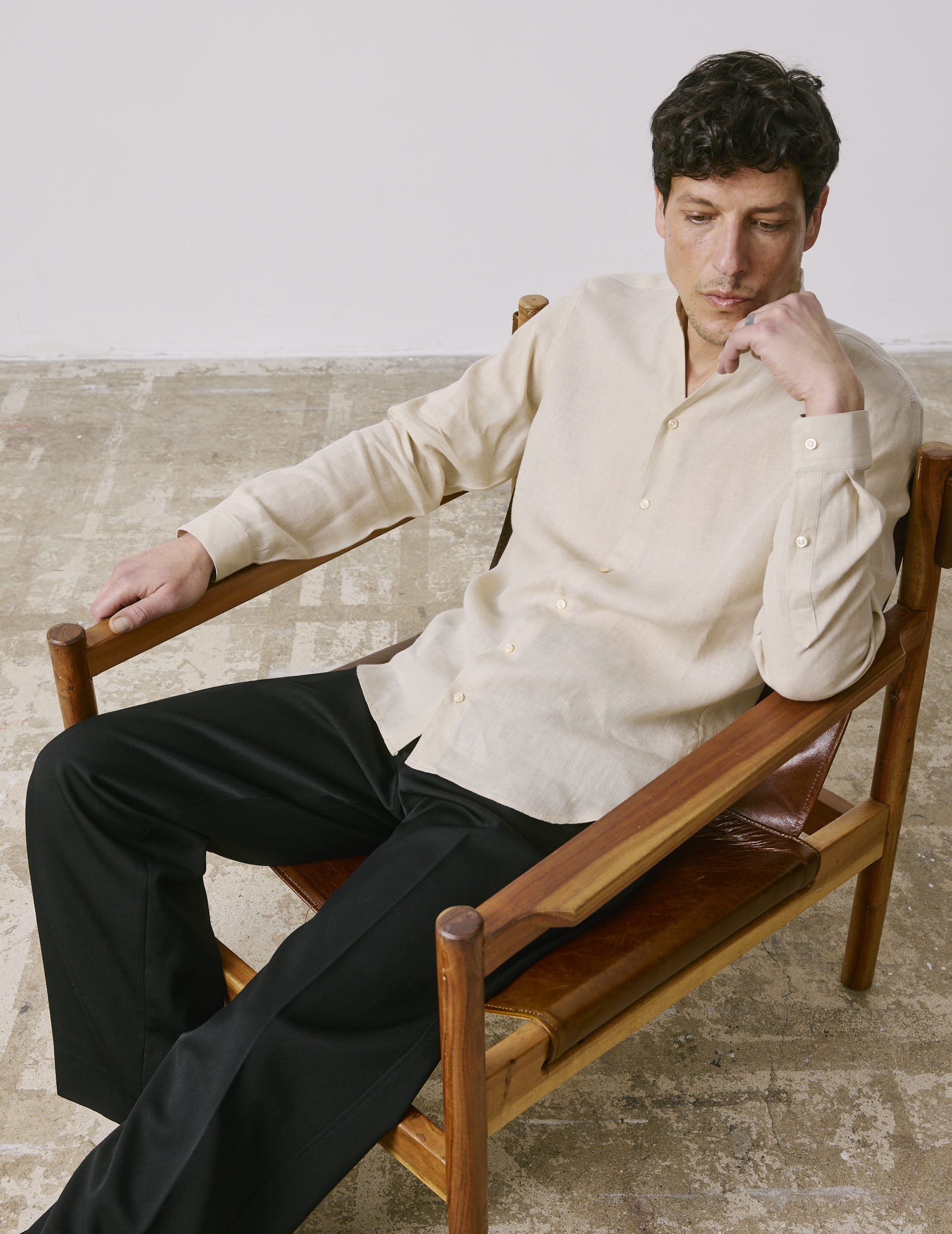 Carl shirt in beige linen - Linen - open right Collar