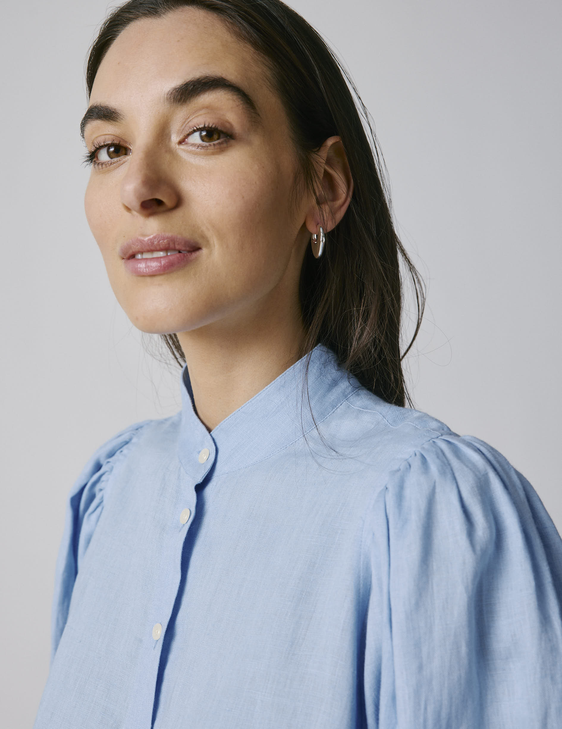 Lanaée shirt in light blue linen - Linen - Officer Collar