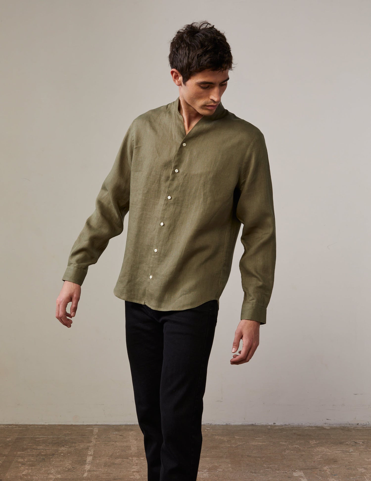 Carl shirt in khaki linen - Linen - Open straight  Collar#3