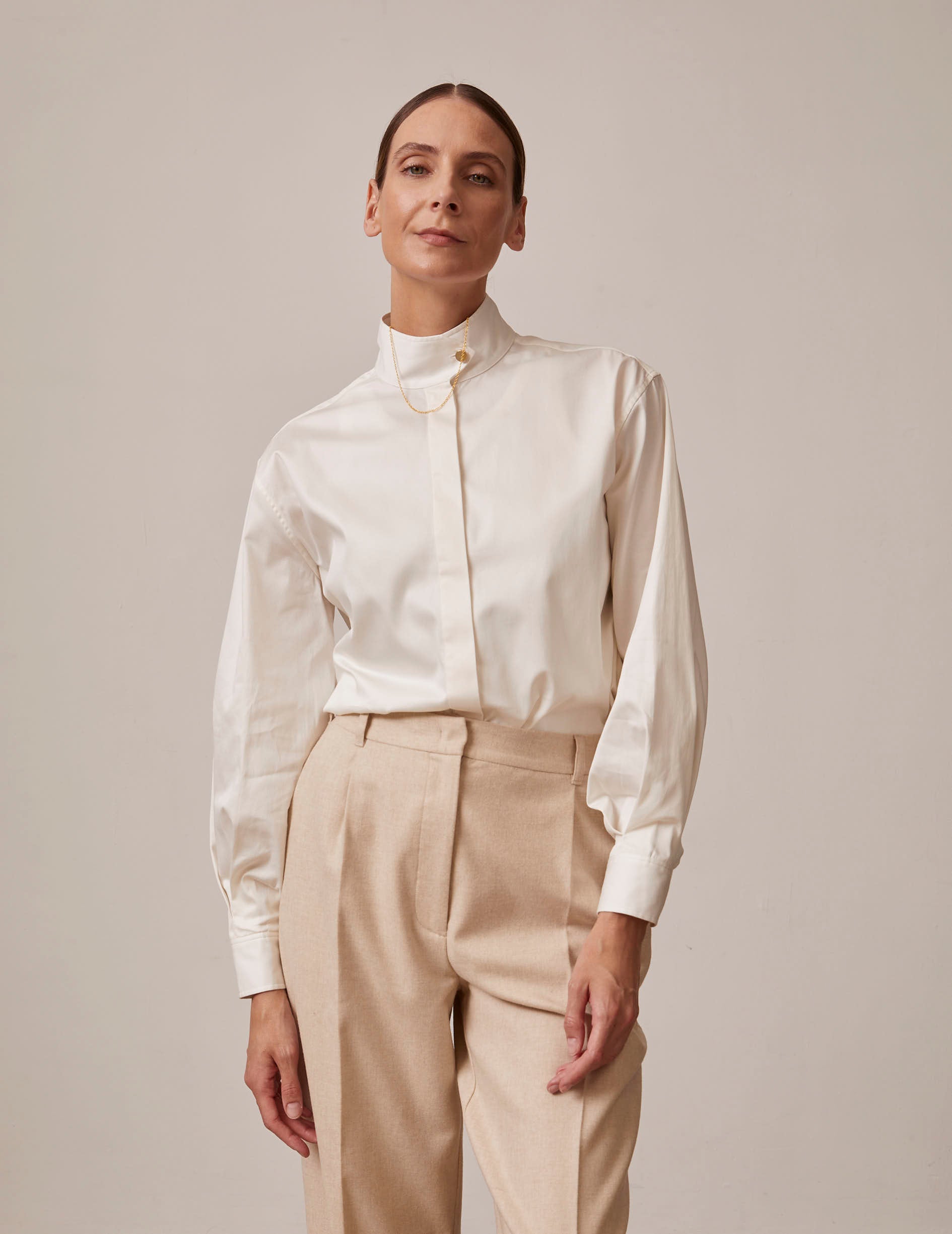 Innaée Hidden button placket ecru shirt - Satin - Right amount tip Collar