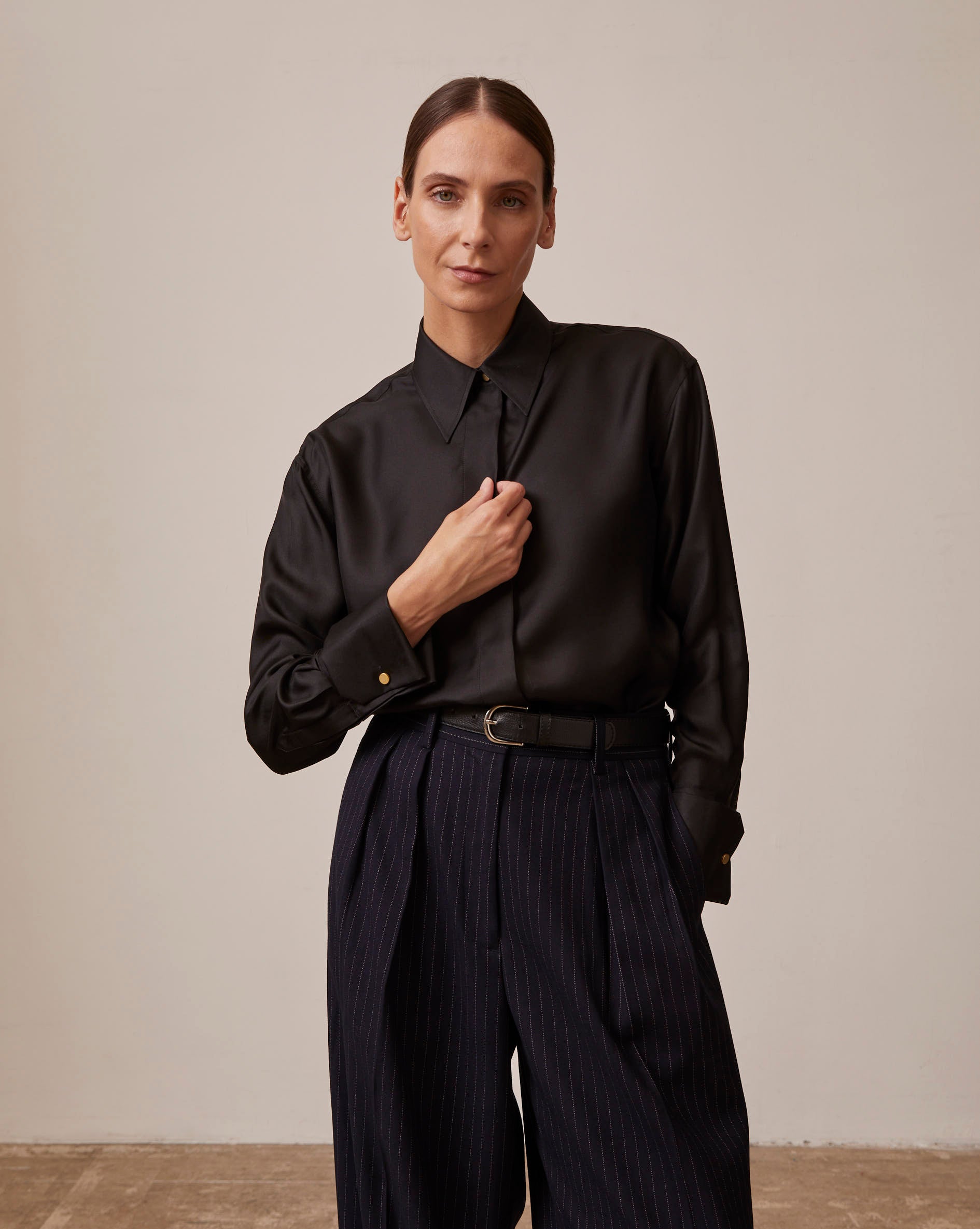 Black hidden button placket Irisa shirt - Silk - Long Collar - Musketeers Cuffs