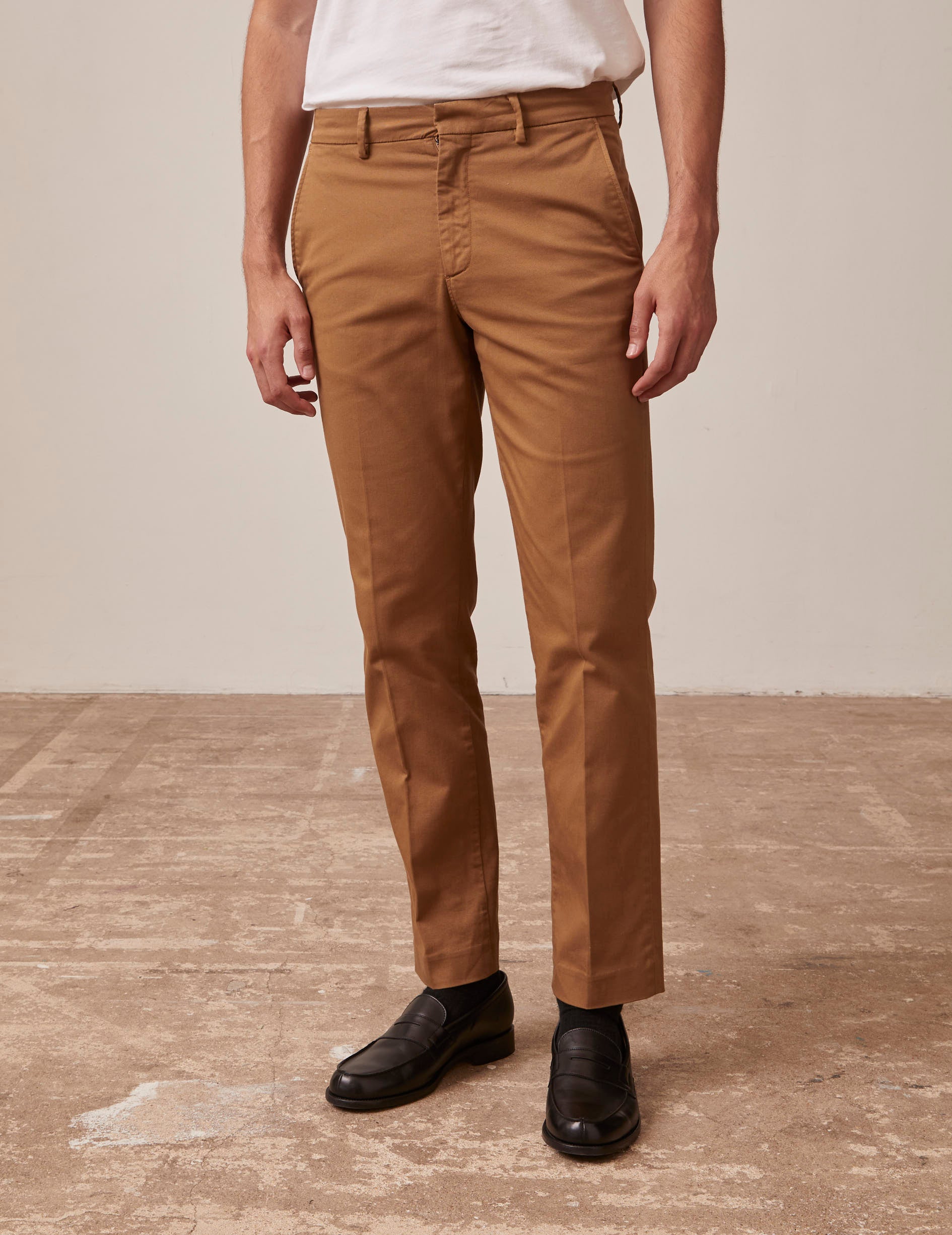 Geofrey chino in camel twill