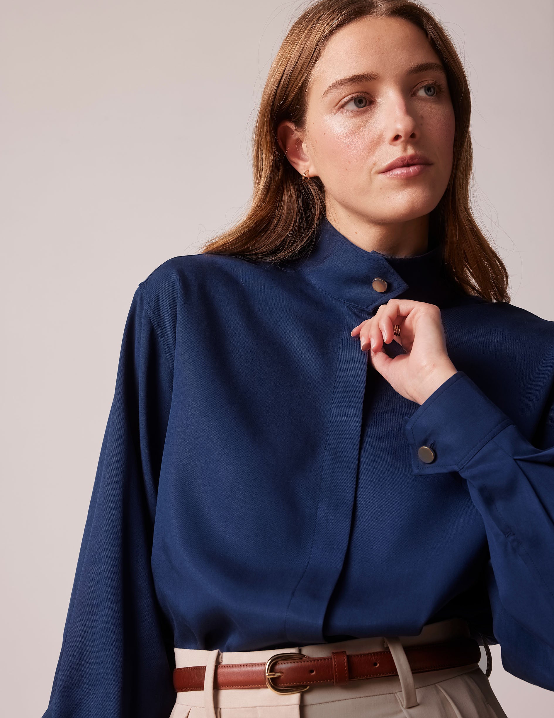 Navy blue Innaée shirt with hidden button placket