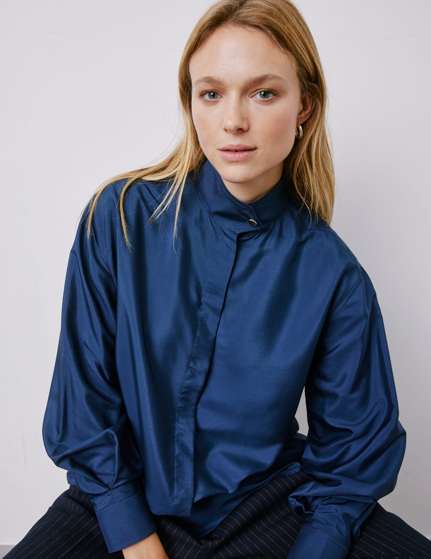 Innaée navy hidden button placket shirt - Soie - Right amount tip Collar