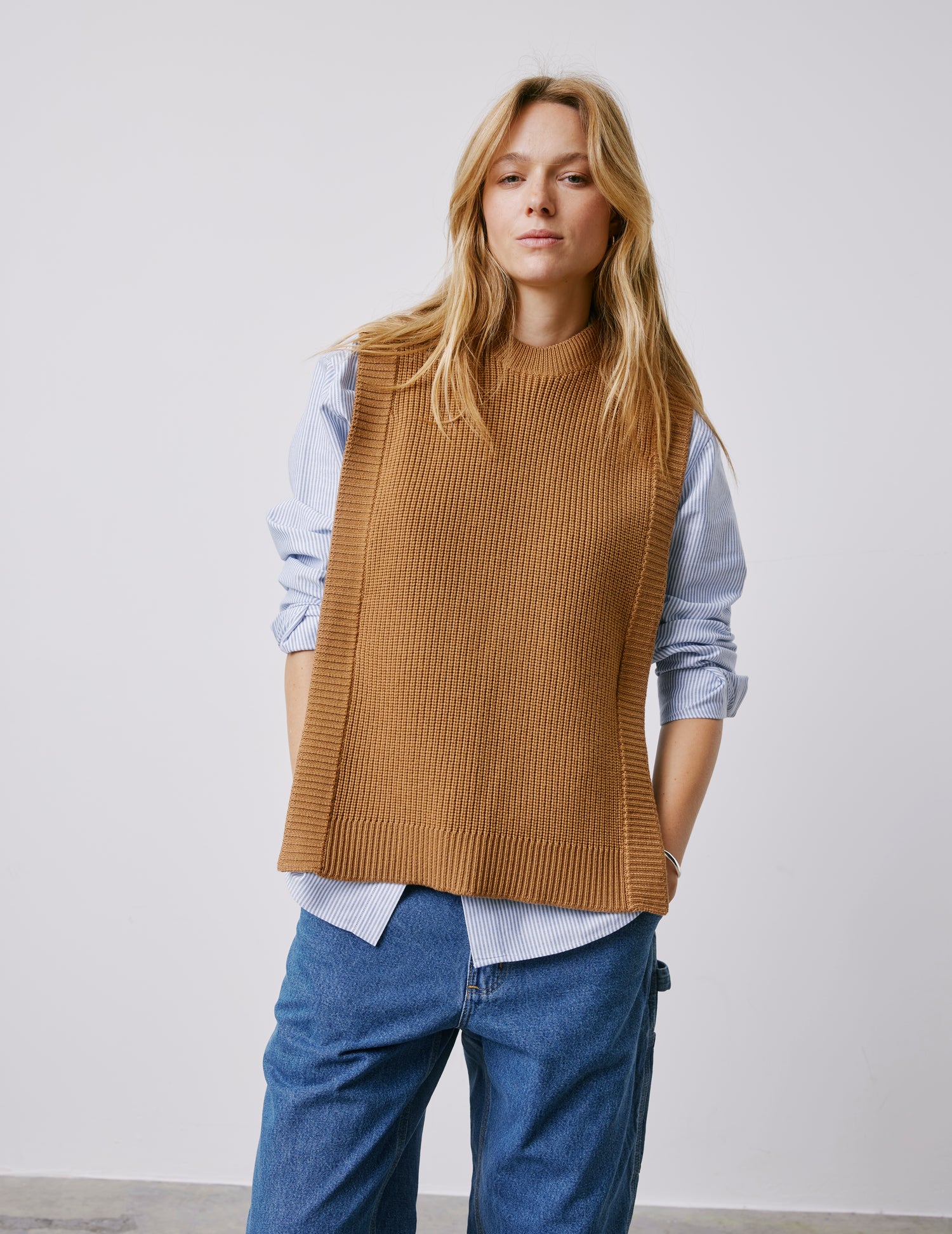 Ilonna camel wool sleeveless sweater
