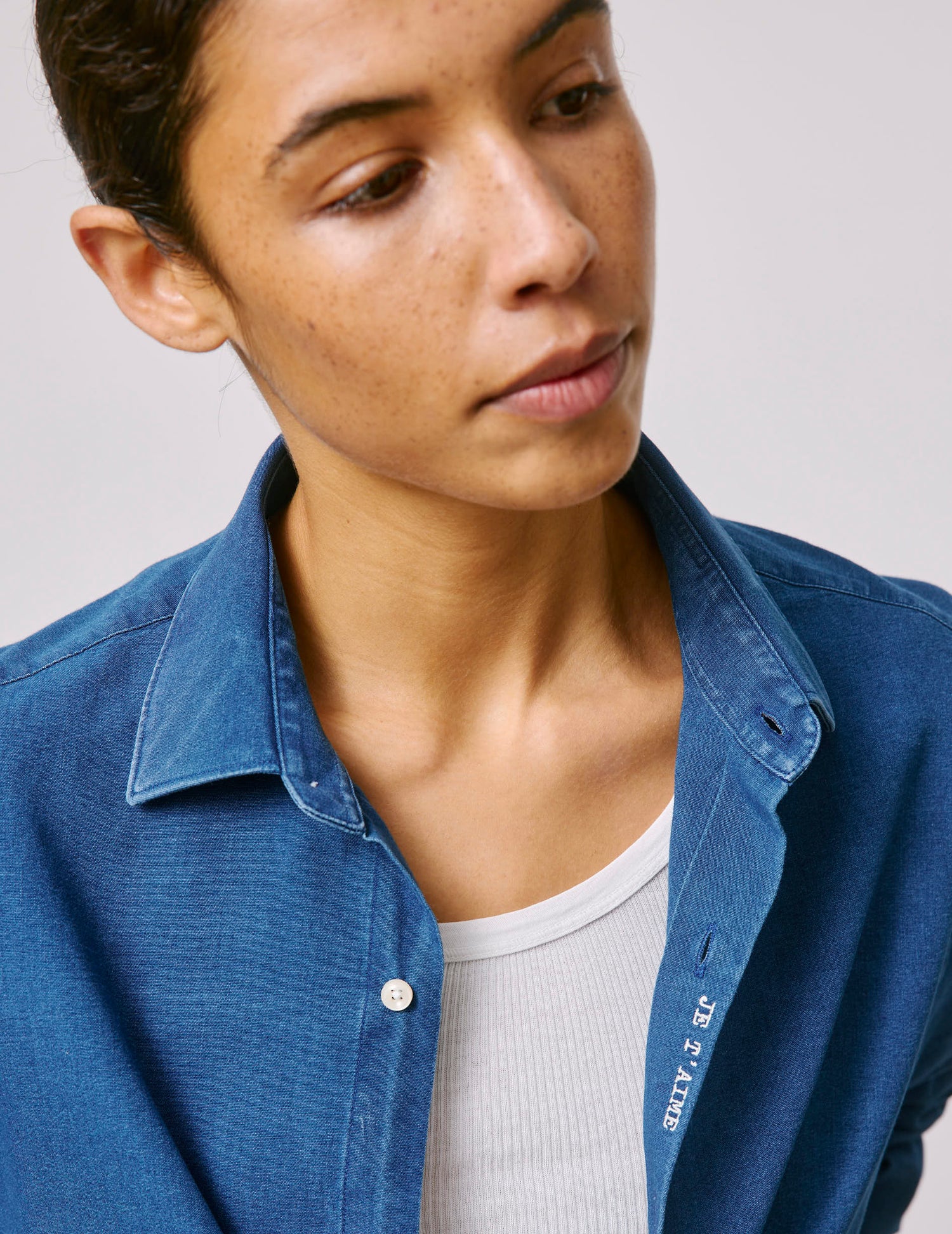 Denim "Je t'aime" unisex shirt with off-white embroidery - Denim - Figaret Collar#2