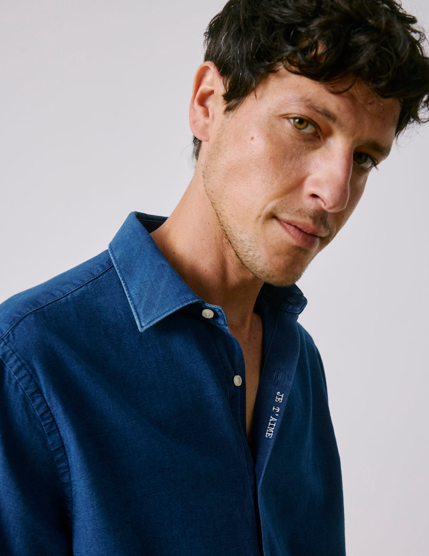 Denim "Je t'aime" unisex shirt with off-white embroidery - Denim - Figaret Collar