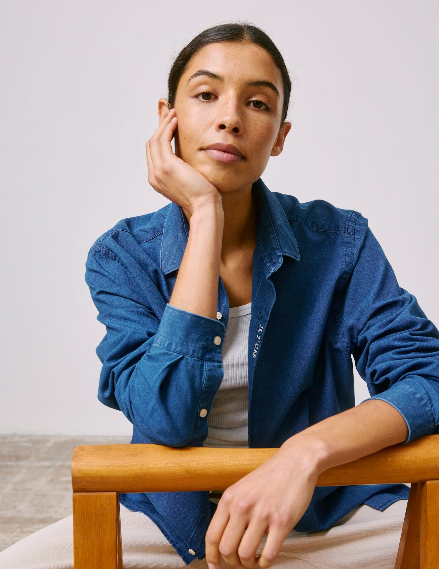 Denim "Je t'aime" unisex shirt with off-white embroidery - Denim - Figaret Collar#9