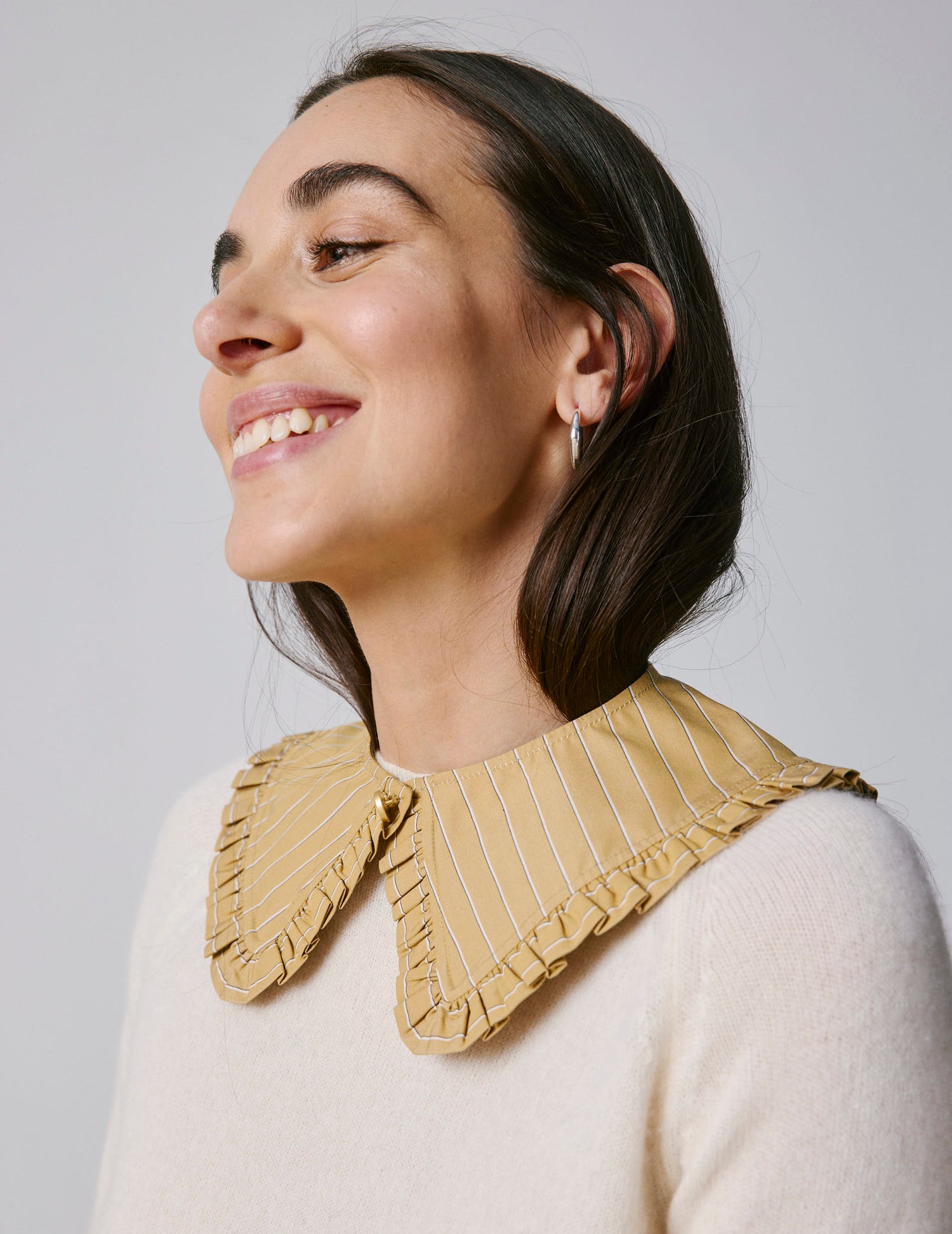 Removable beige striped collar