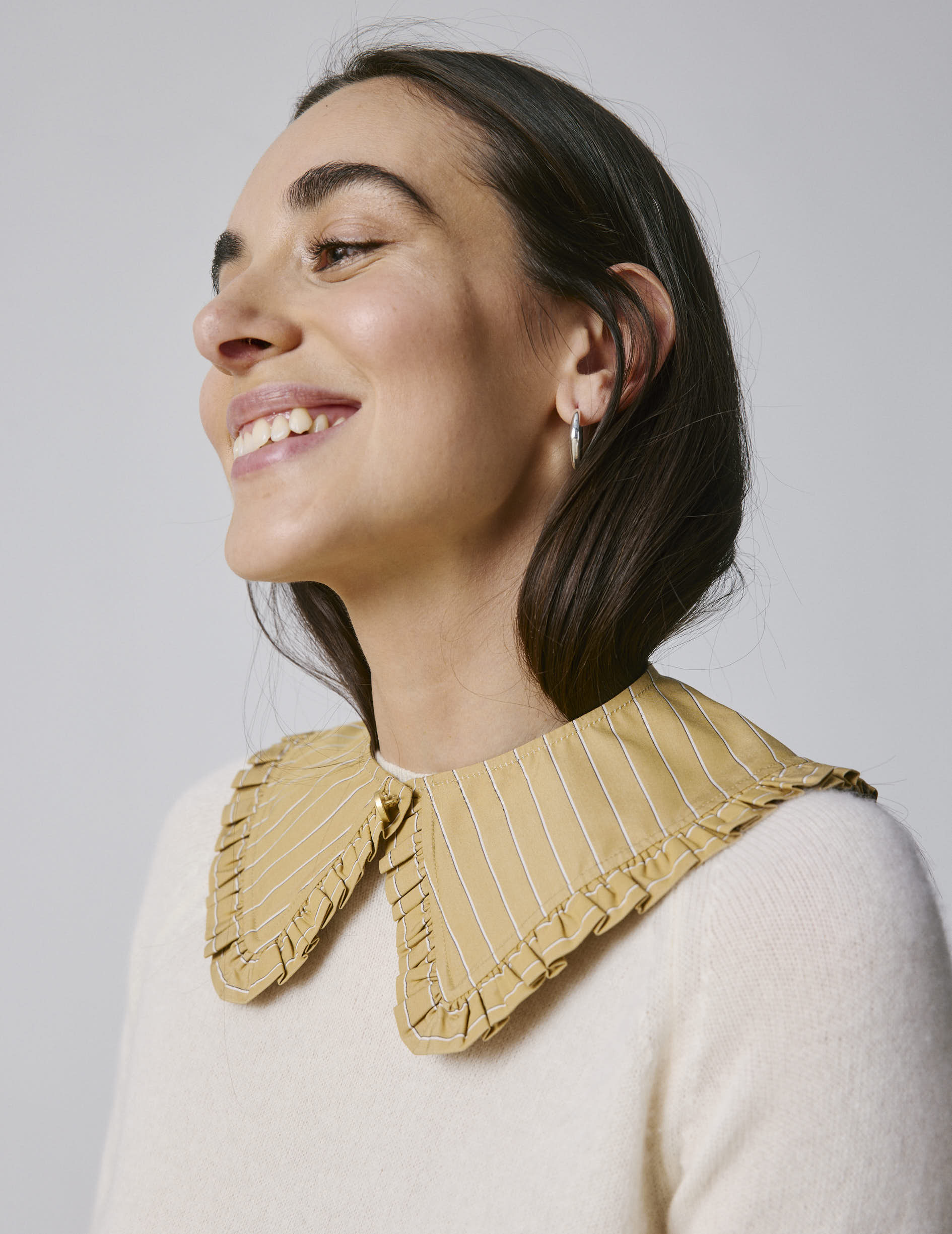 Removable beige striped collar