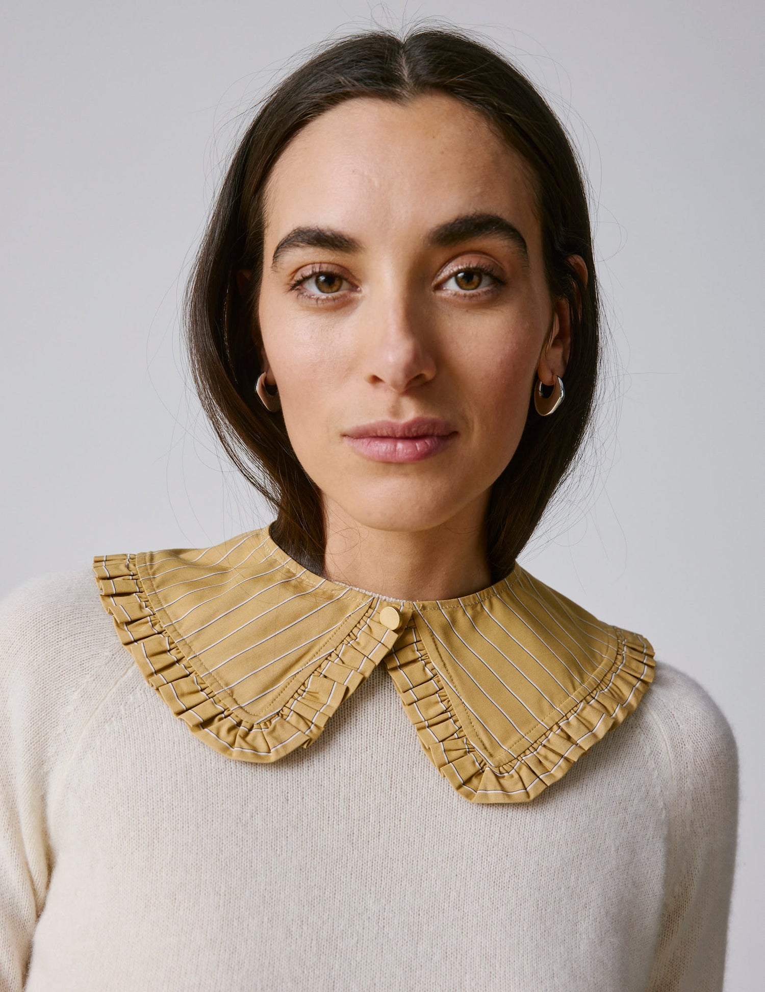 Removable beige striped collar