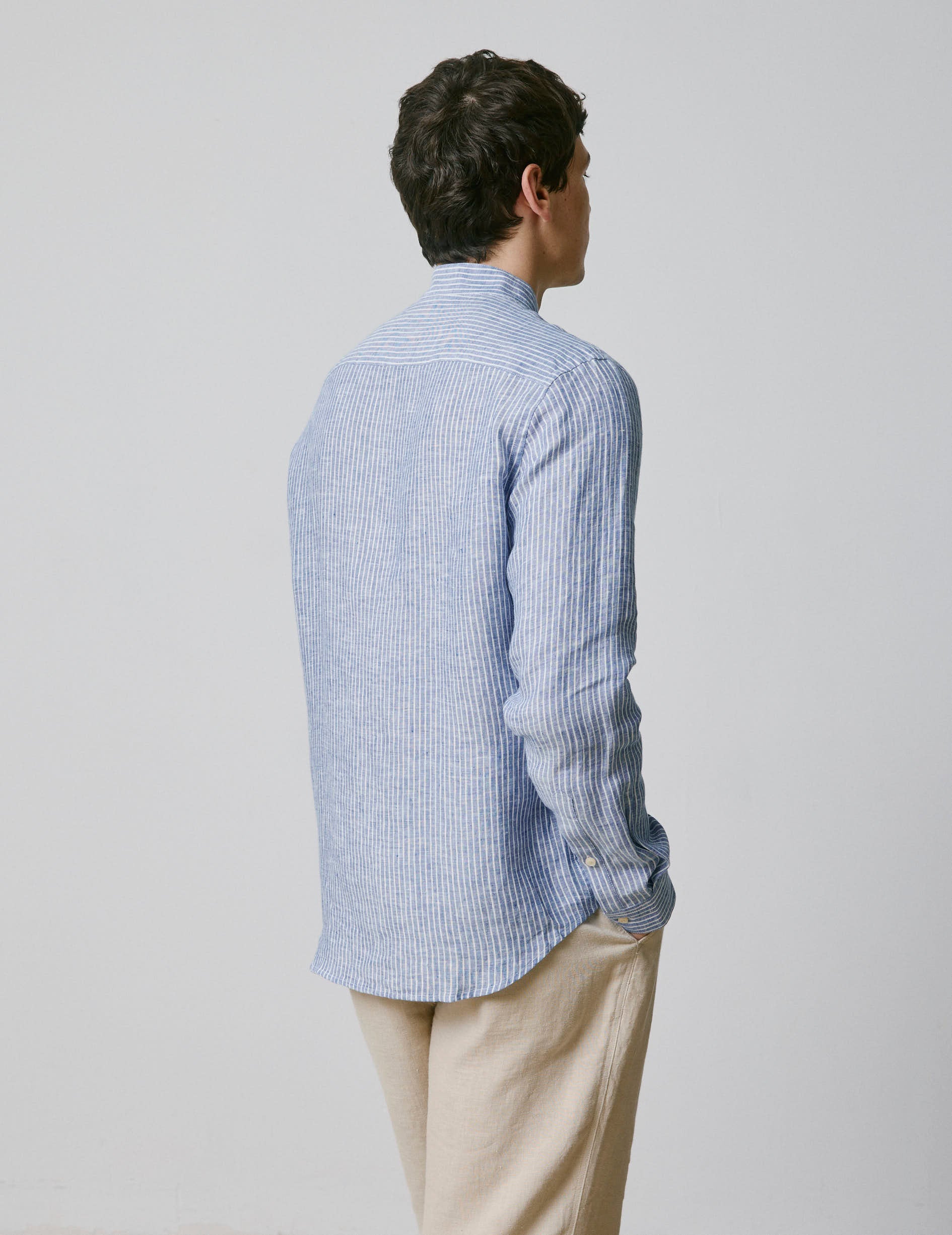 Carl shirt in striped blue linen - Linen - open right Collar