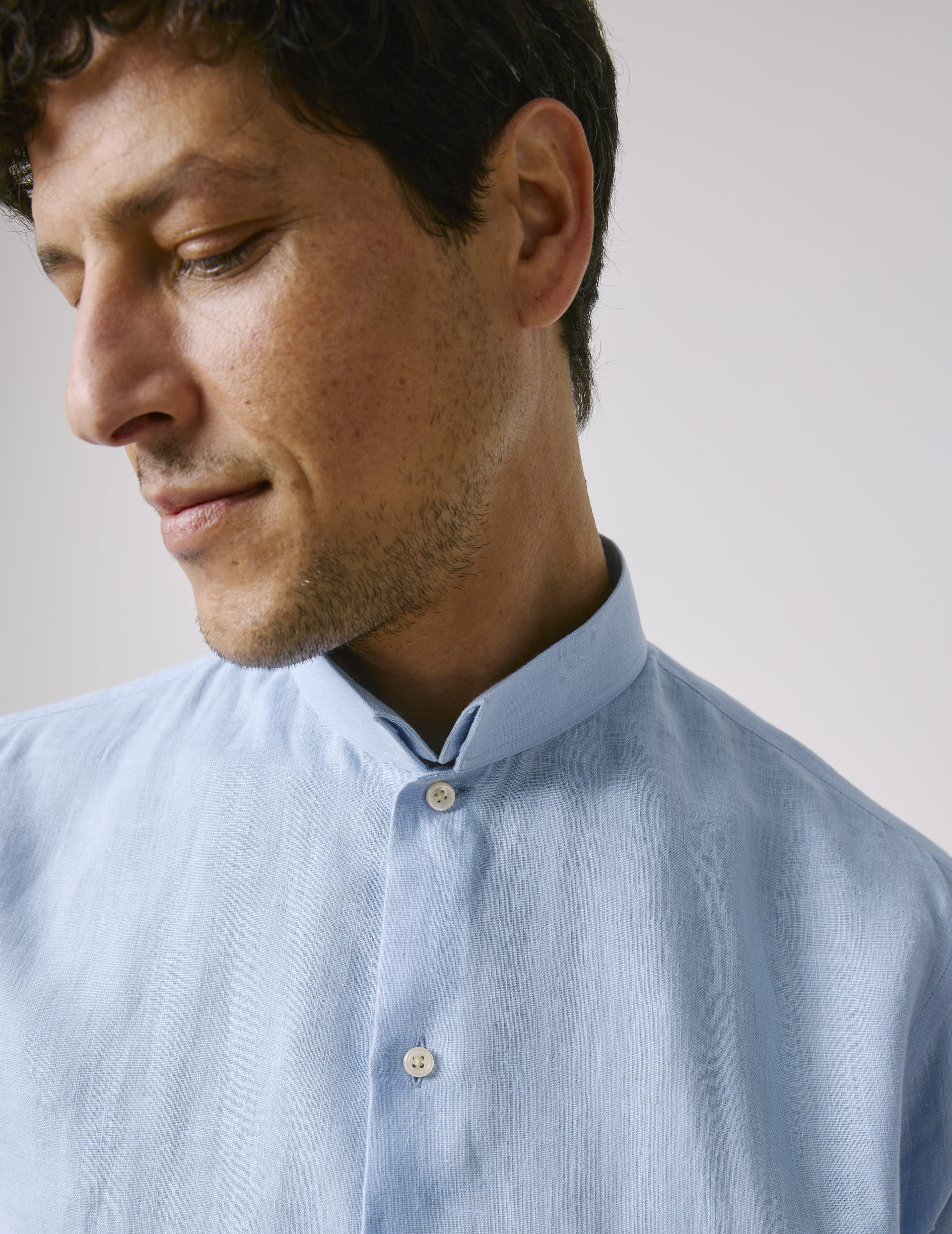 Light blue linen semi-fitted shirt  - Linen - Reverse Collar