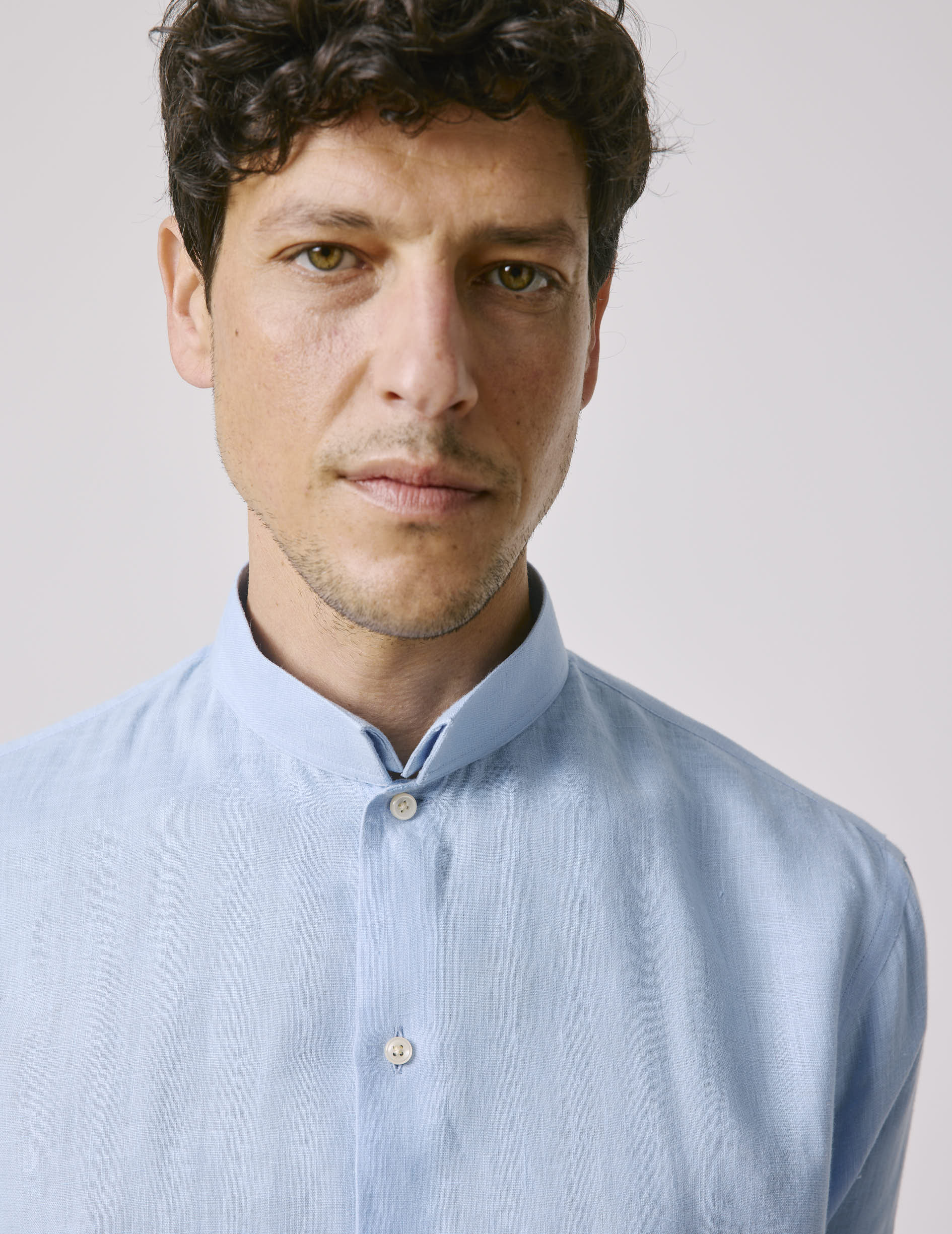 Light blue linen semi-fitted shirt  - Linen - Reverse Collar