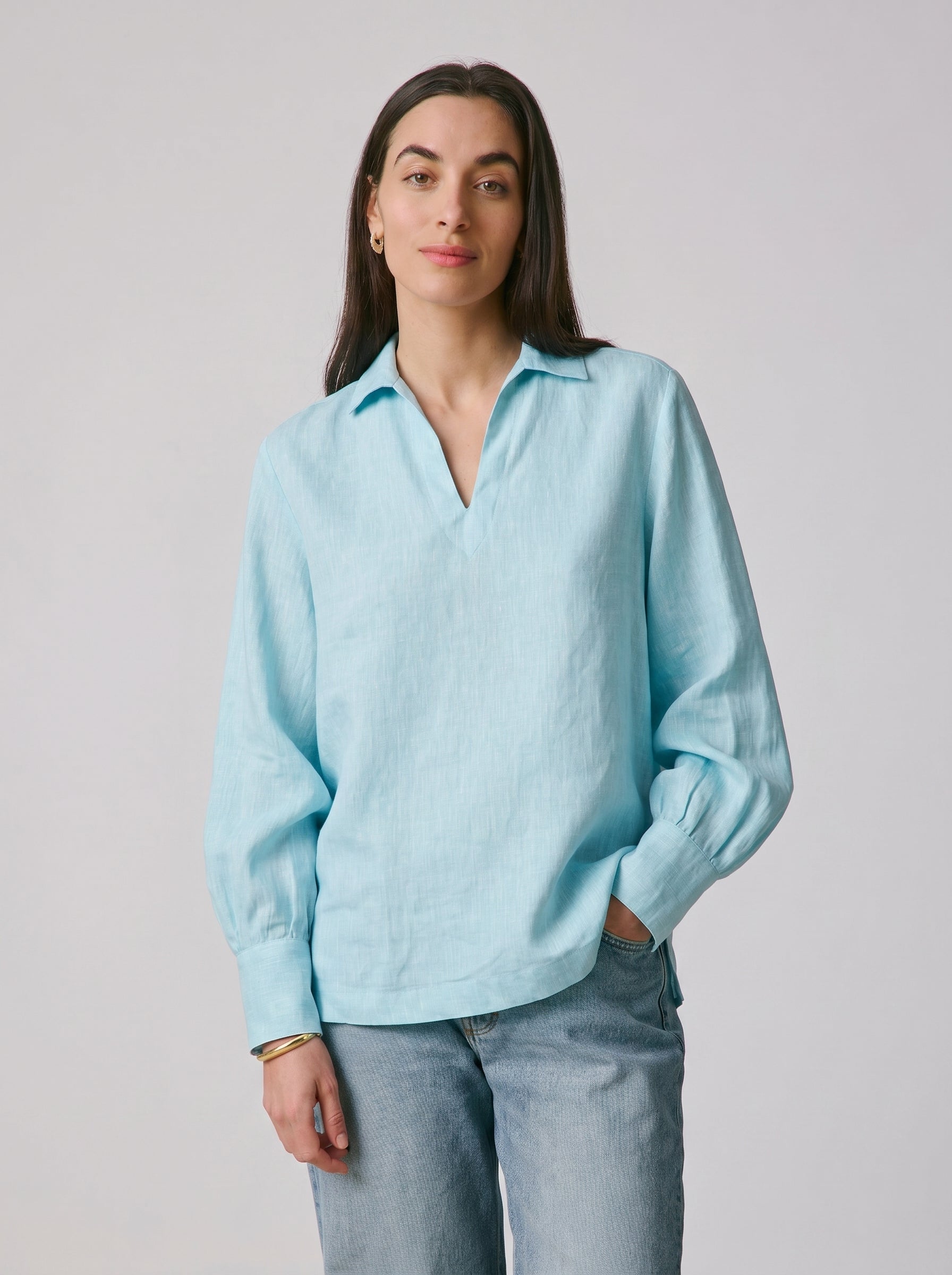 Noalie blouse in turquoise linen - Linen - V Collar