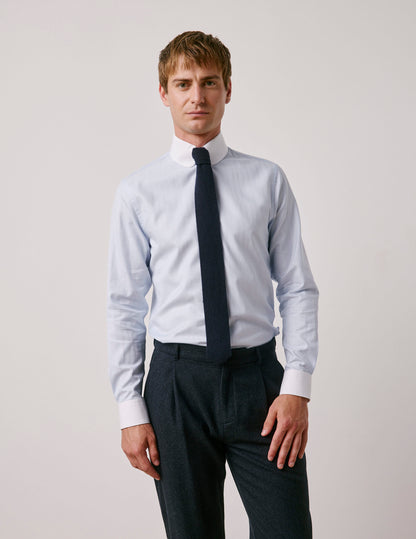 Semi-fitted light blue shirt