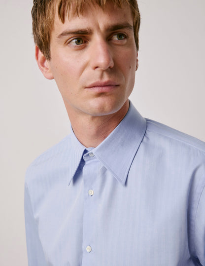 Semi-fitted blue shirt