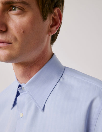 Semi-fitted blue shirt
