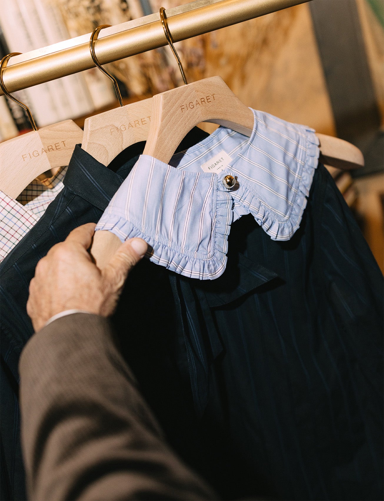 Mina blue removable collar