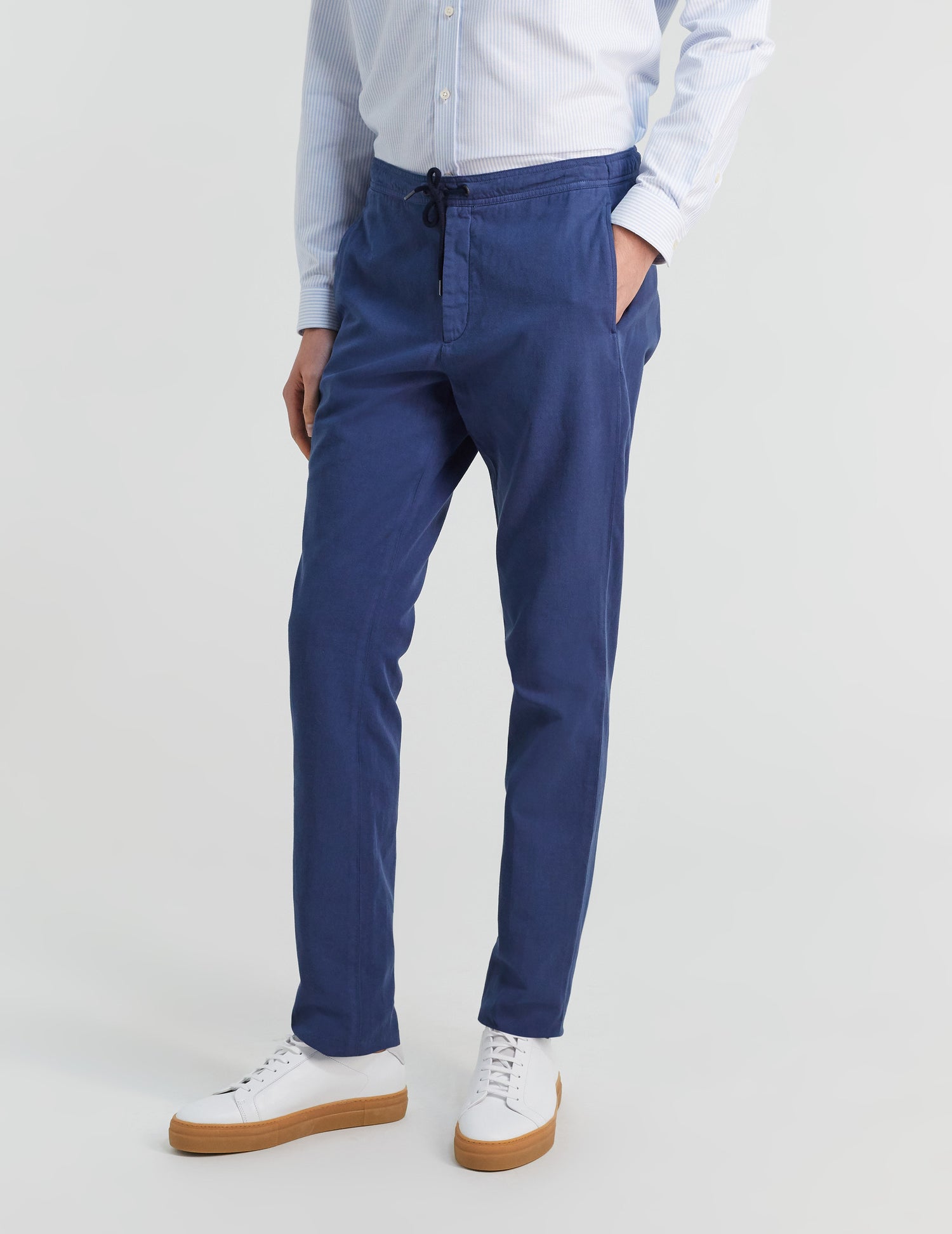 Pantalon Curtis élastiqué en coton et lin bleu